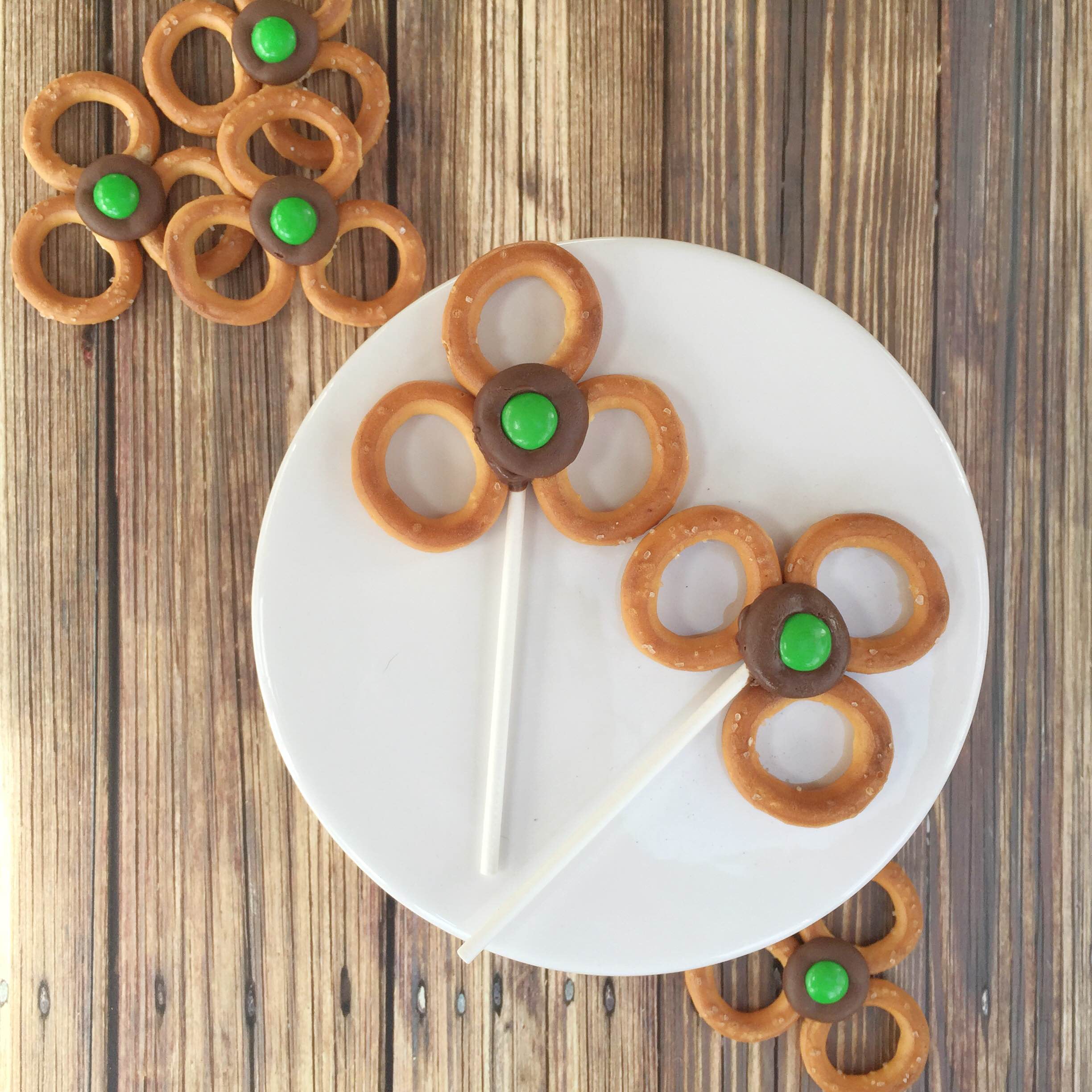 St. Patrick's Day clover pops | St. Patrick's Day snack idea | Leprechaun snacks | Kid snack ideas | GinaKirk.com @ginaekirk