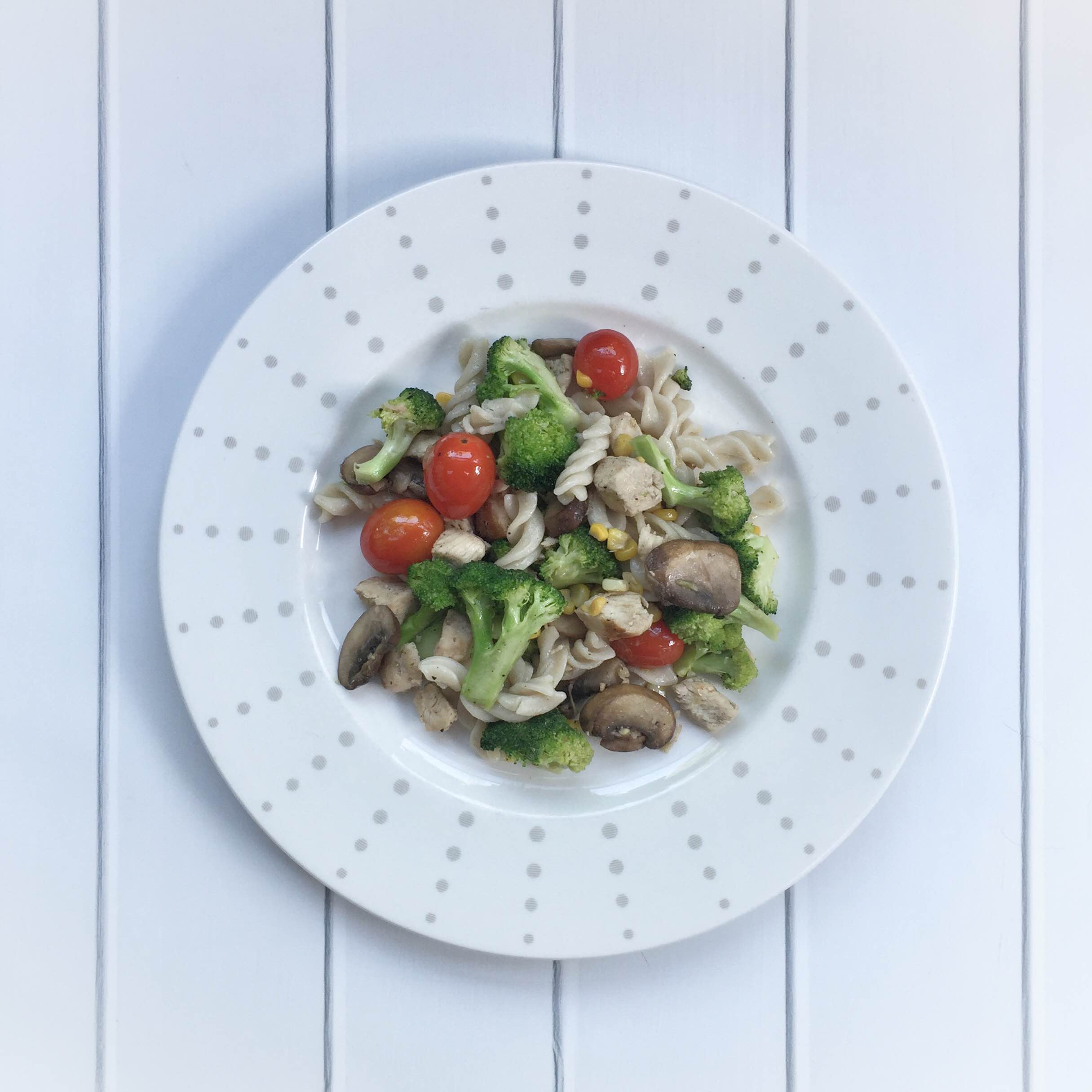 Simple summer pasta primavera | Garlic veggie pasta recipe | What's for dinner tonight? Try this super simple summer pasta recipe! GinaKirk.com @ginaekirk