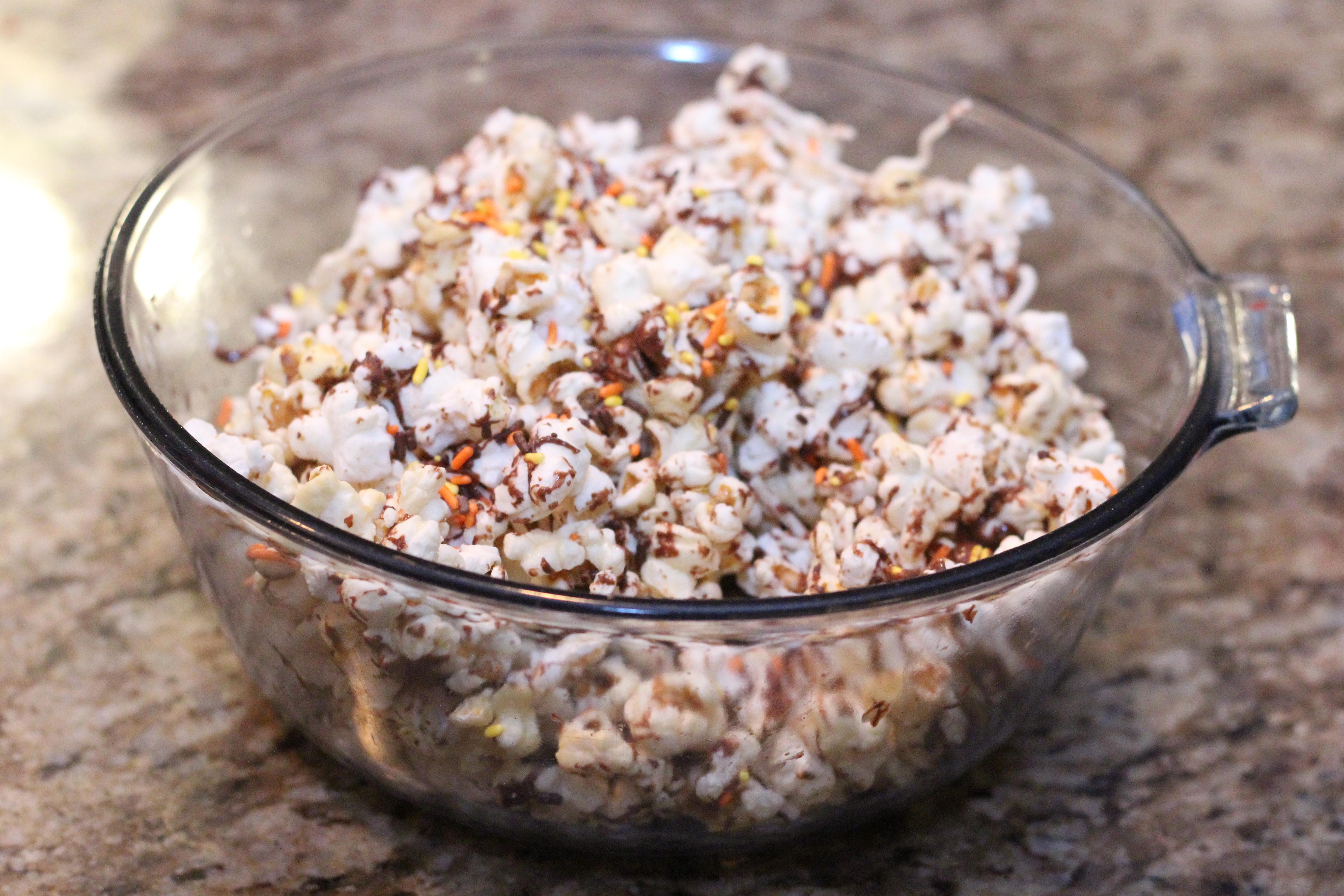Quick + easy Halloween popcorn treat and snack for kids! @ginaekirk www.isshereally.com