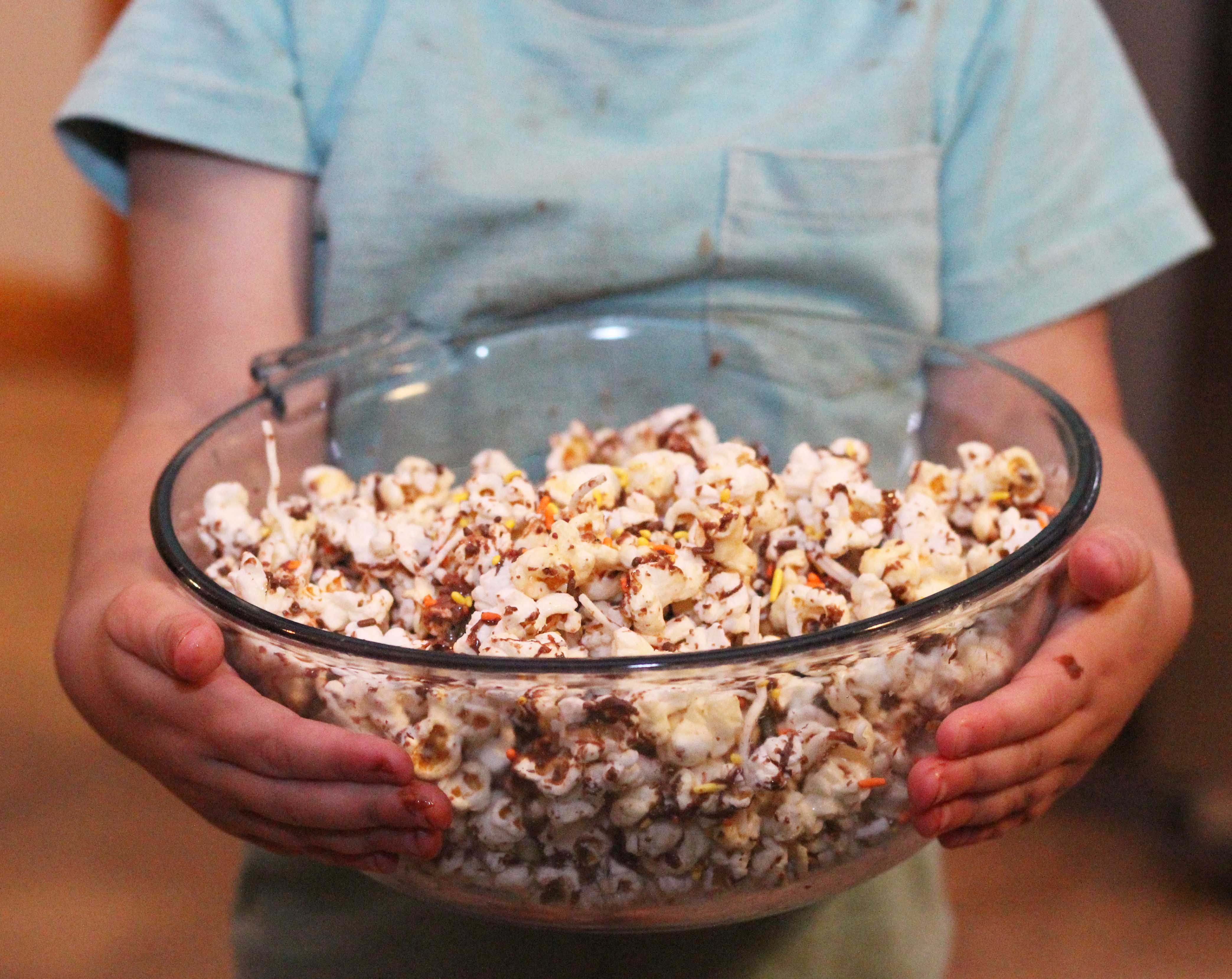 Quick + easy Halloween popcorn treat and snack for kids! @ginaekirk www.isshereally.com